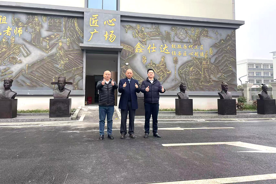 2024年12月25日我司營銷總監(jiān)何慈德應(yīng)重慶鑫仕達(dá)包裝設(shè)備包裝有限公司邀請參觀其新建第二工廠